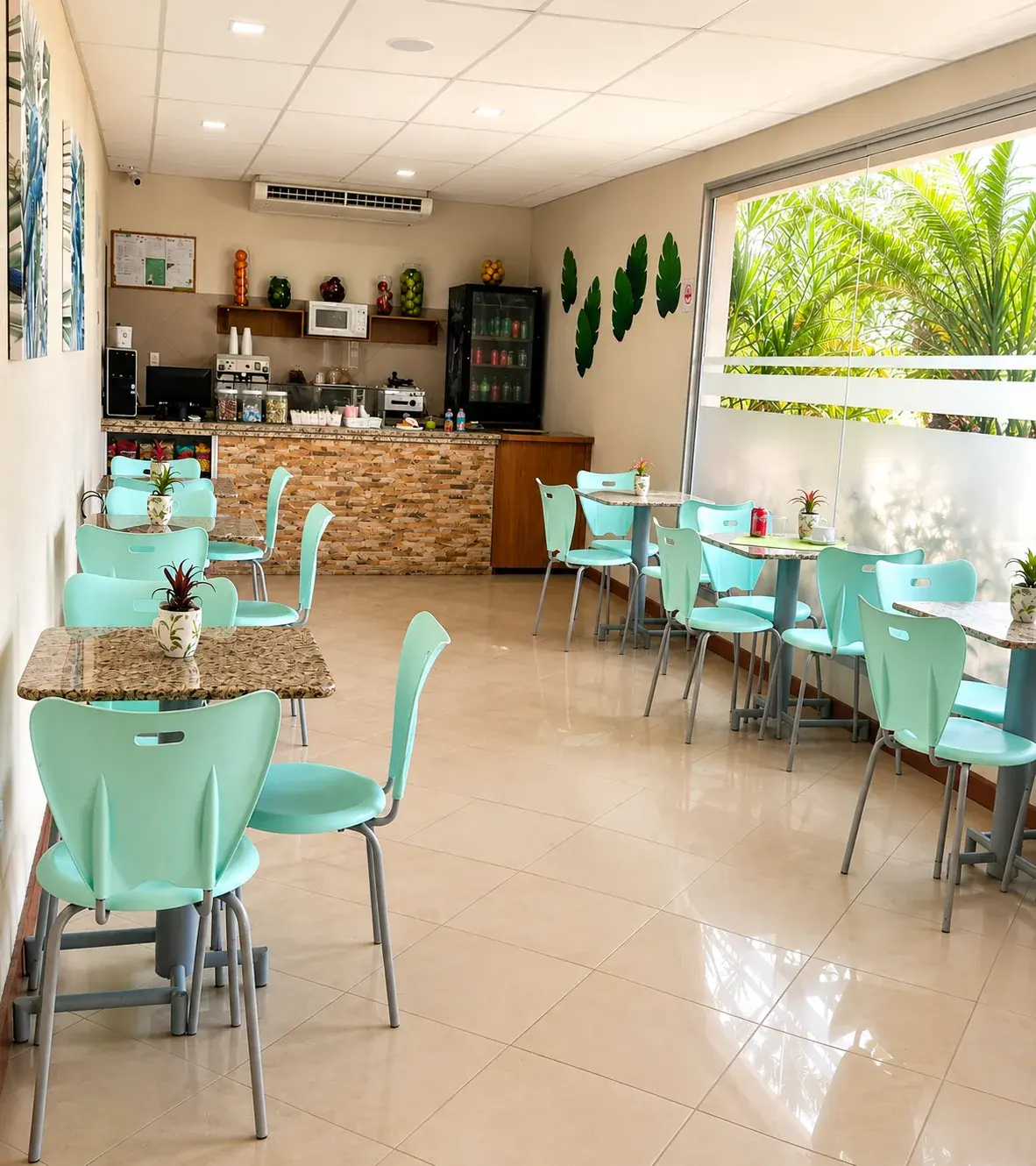 Cafeteria del Hotel Laja City con vista al jardin