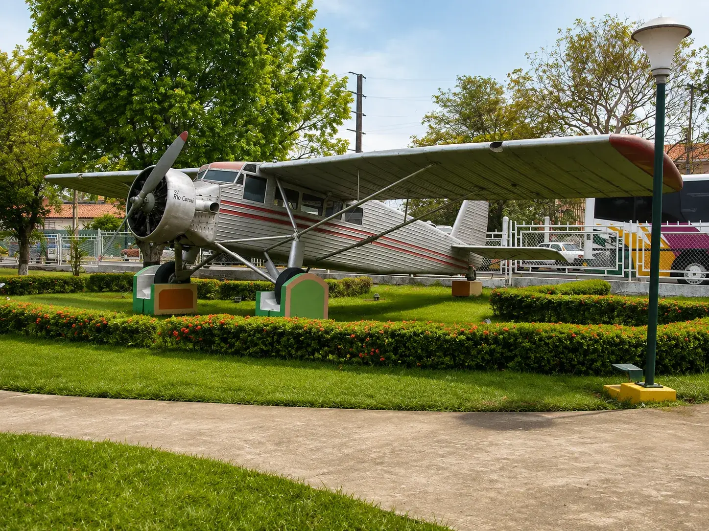 Avioneta historica expuesta en el Aeropuerto Tomas de Heres de Ciudad Bolivar