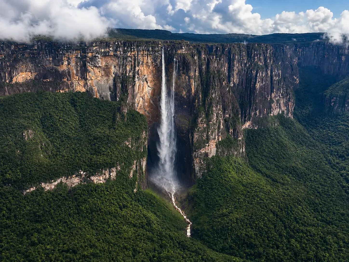 El Salto Angel cayendo desde el tepuy en el Parque Nacional Canaima