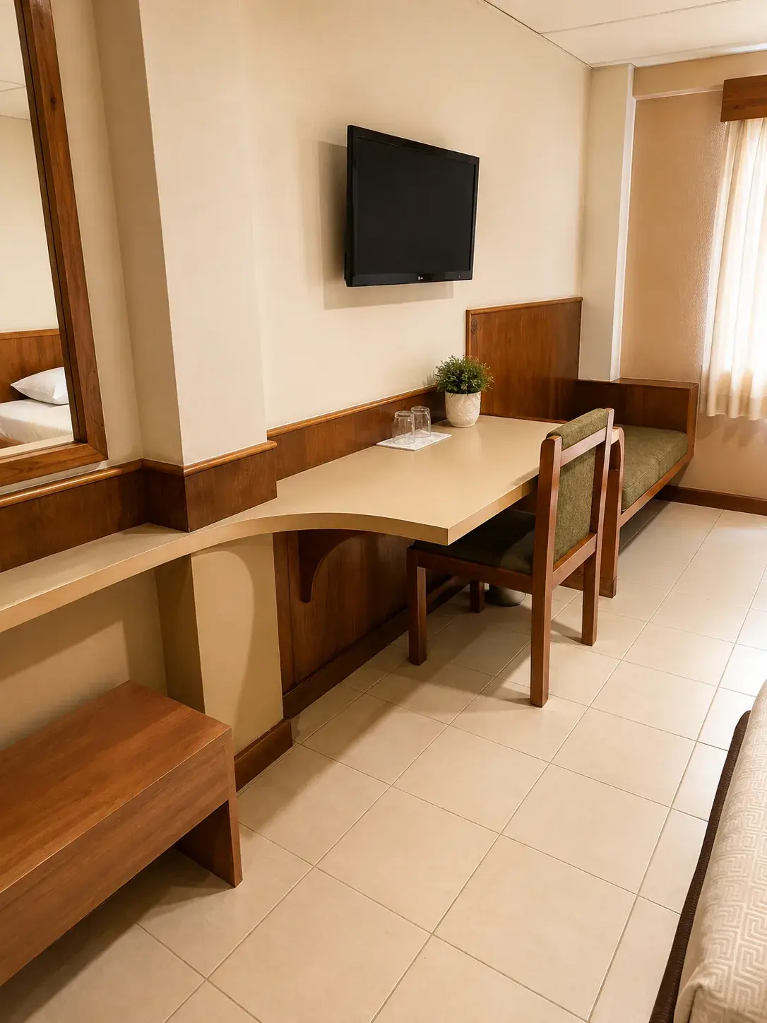 Escritorio de trabajo con televisor en las habitaciones del Hotel Laja City