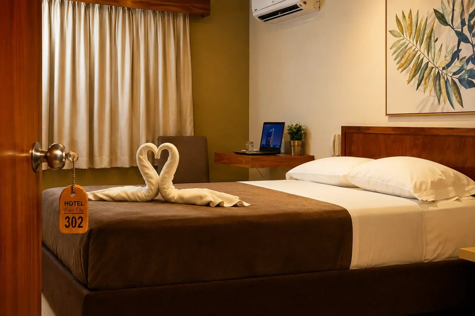 Habitacion matrimonial del Hotel Laja City con escritorio de trabajo