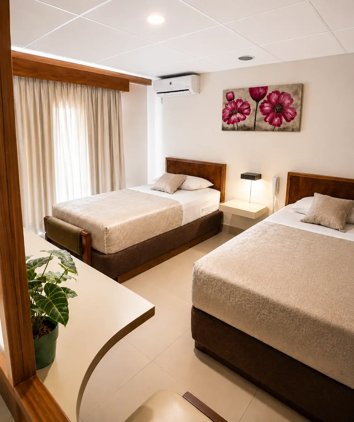 Habitacion triple del Hotel Laja City con dos camas y aire acondicionado