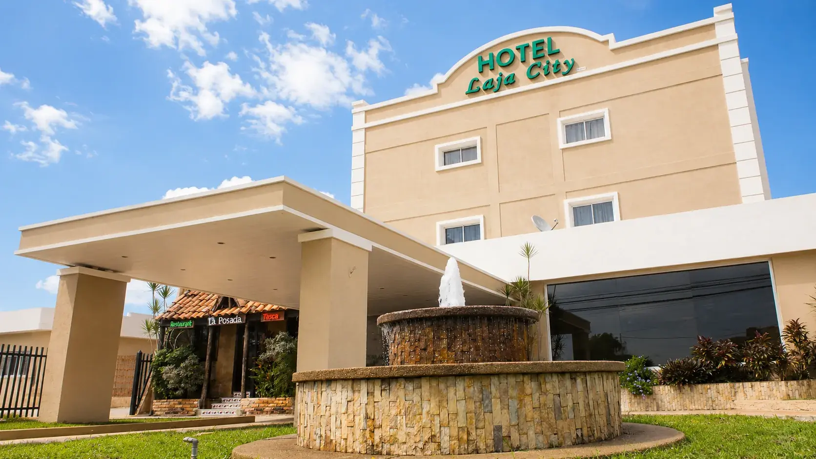 Entrada del Hotel Laja City con su fuente de piedra