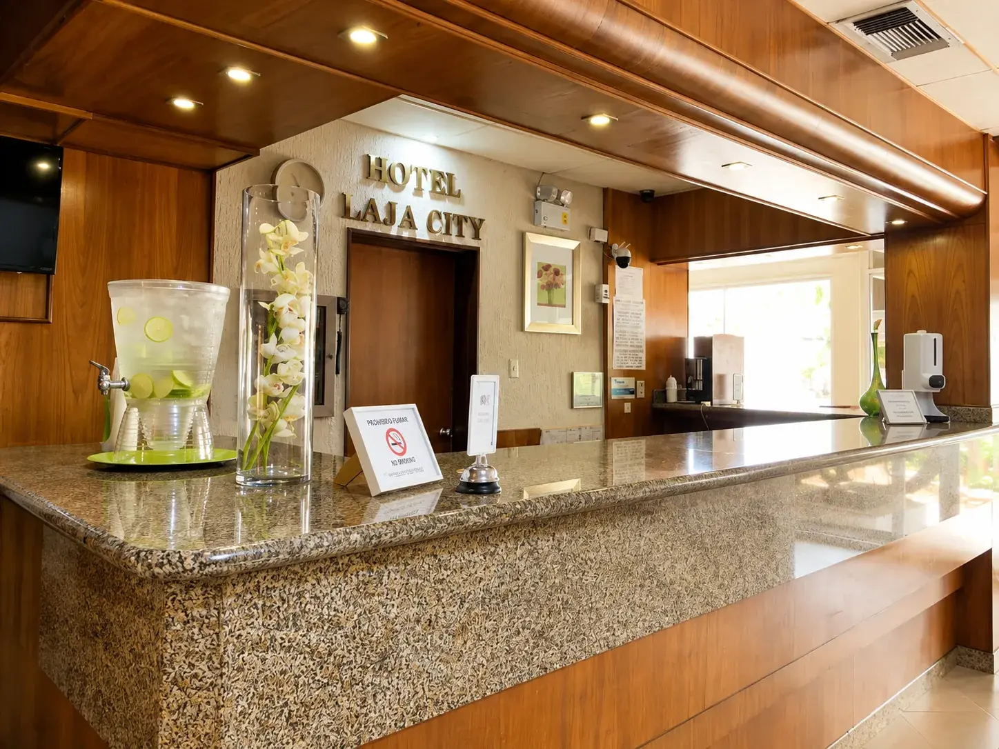 Recepcion del Hotel Laja City, atendida las 24 horas